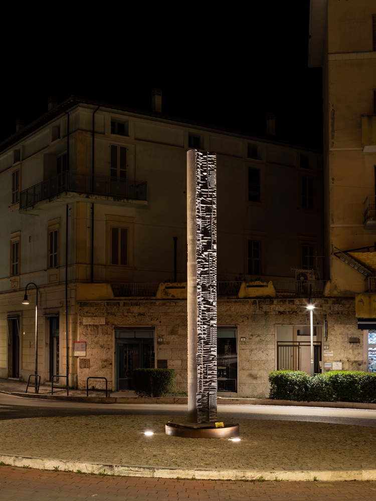 Colonna del Viaggiatore, Arnaldo Pomodoro